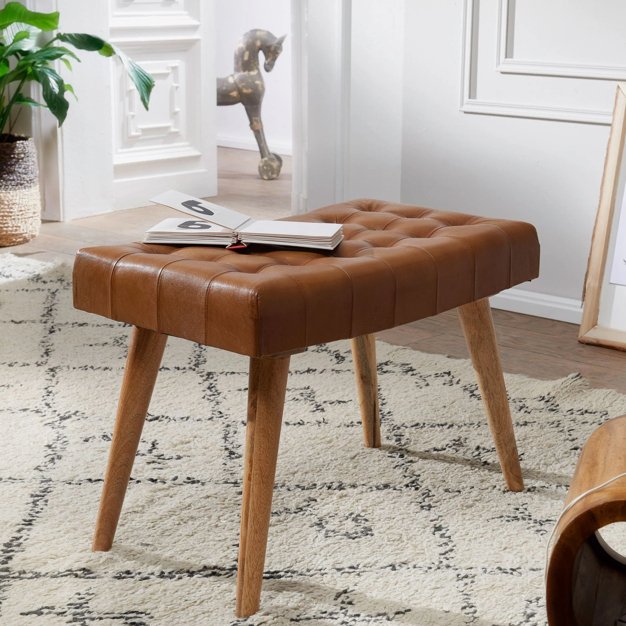 KADIMA DESIGN Moderner Chesterfield-Lederhocker, Echtleder und Naturholz, 120 kg Belastbarkeit.