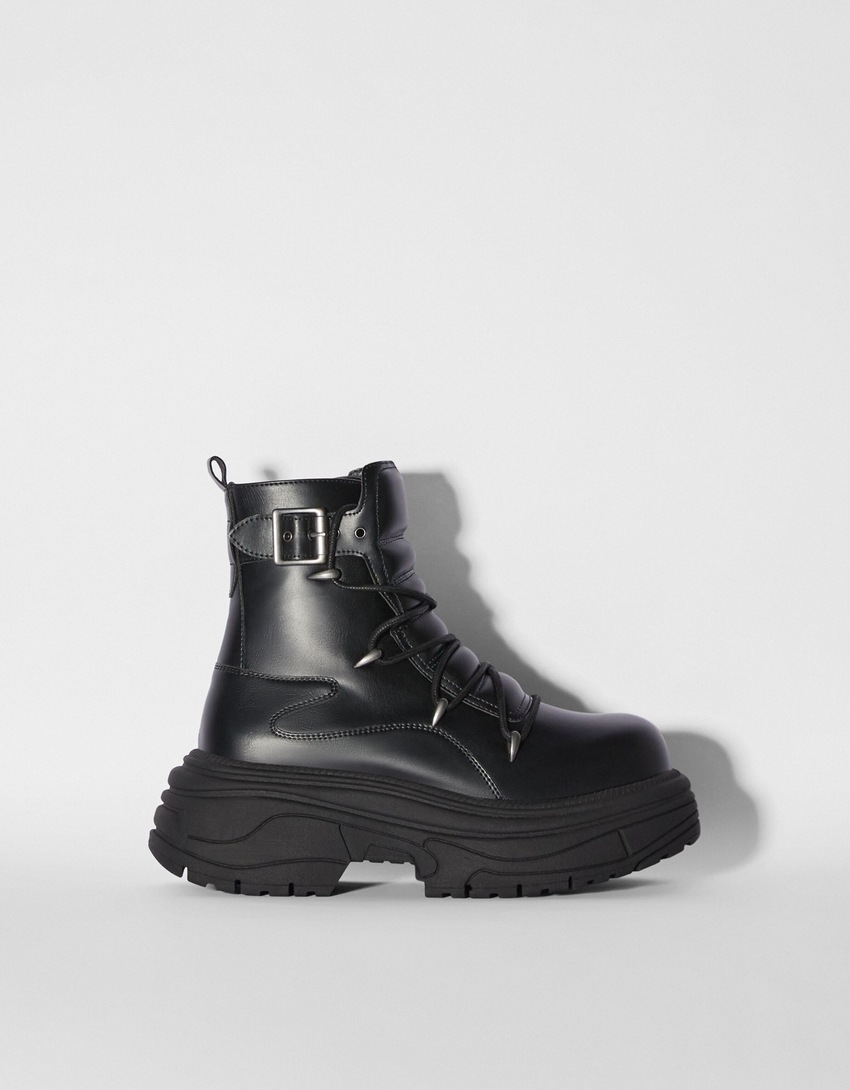 Botas masculinas robustas com fivelas