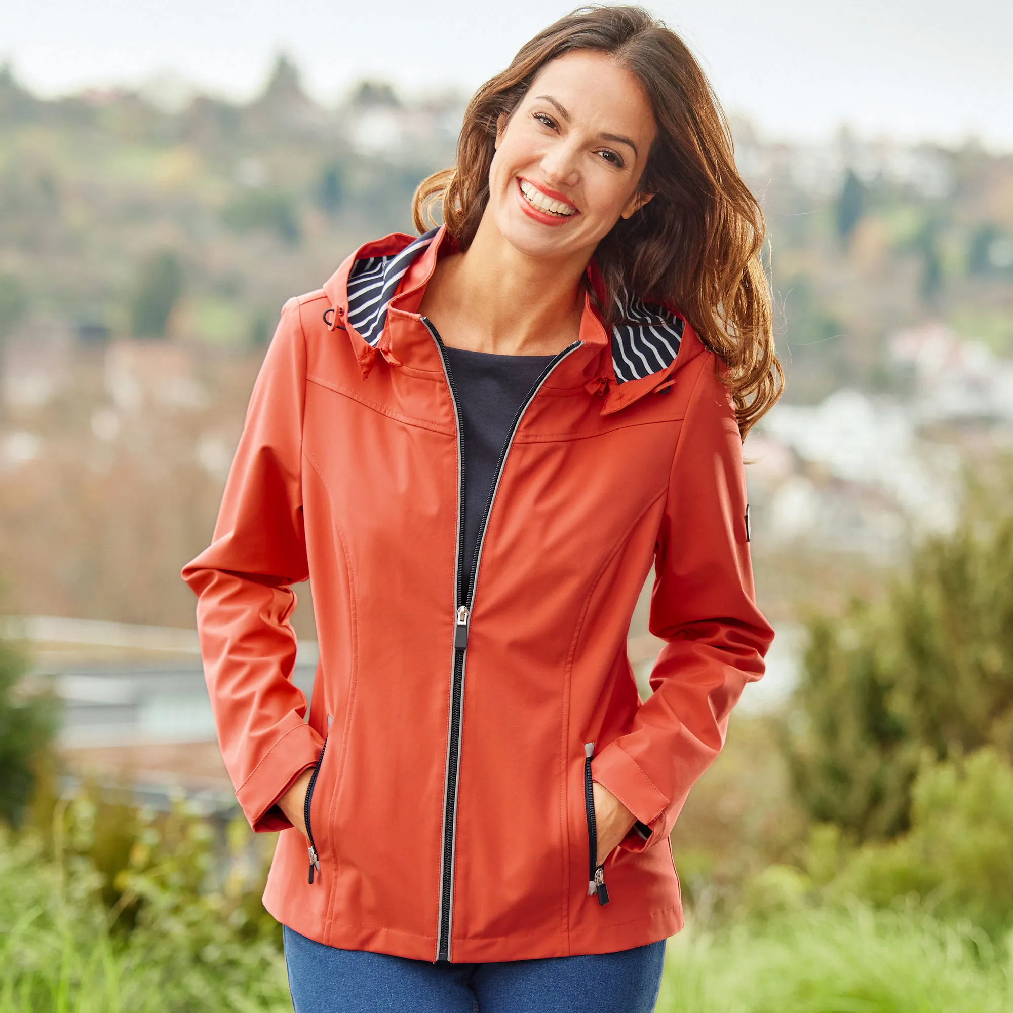 Damen-Softshell-Jacke mit abnehmbarer Kapuze