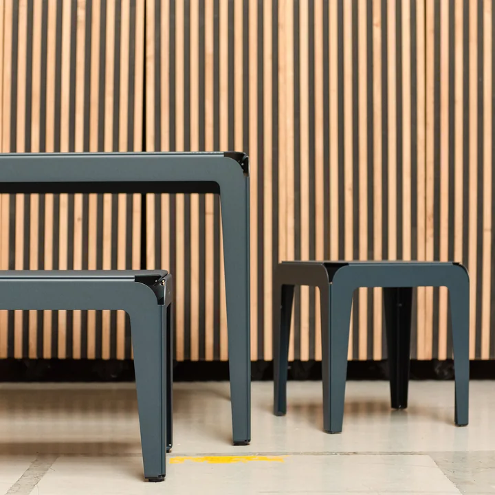 Weltevree - Bended Bench Bank mit Rückenlehne L 140 cm, blassgrün (RAL 6021)