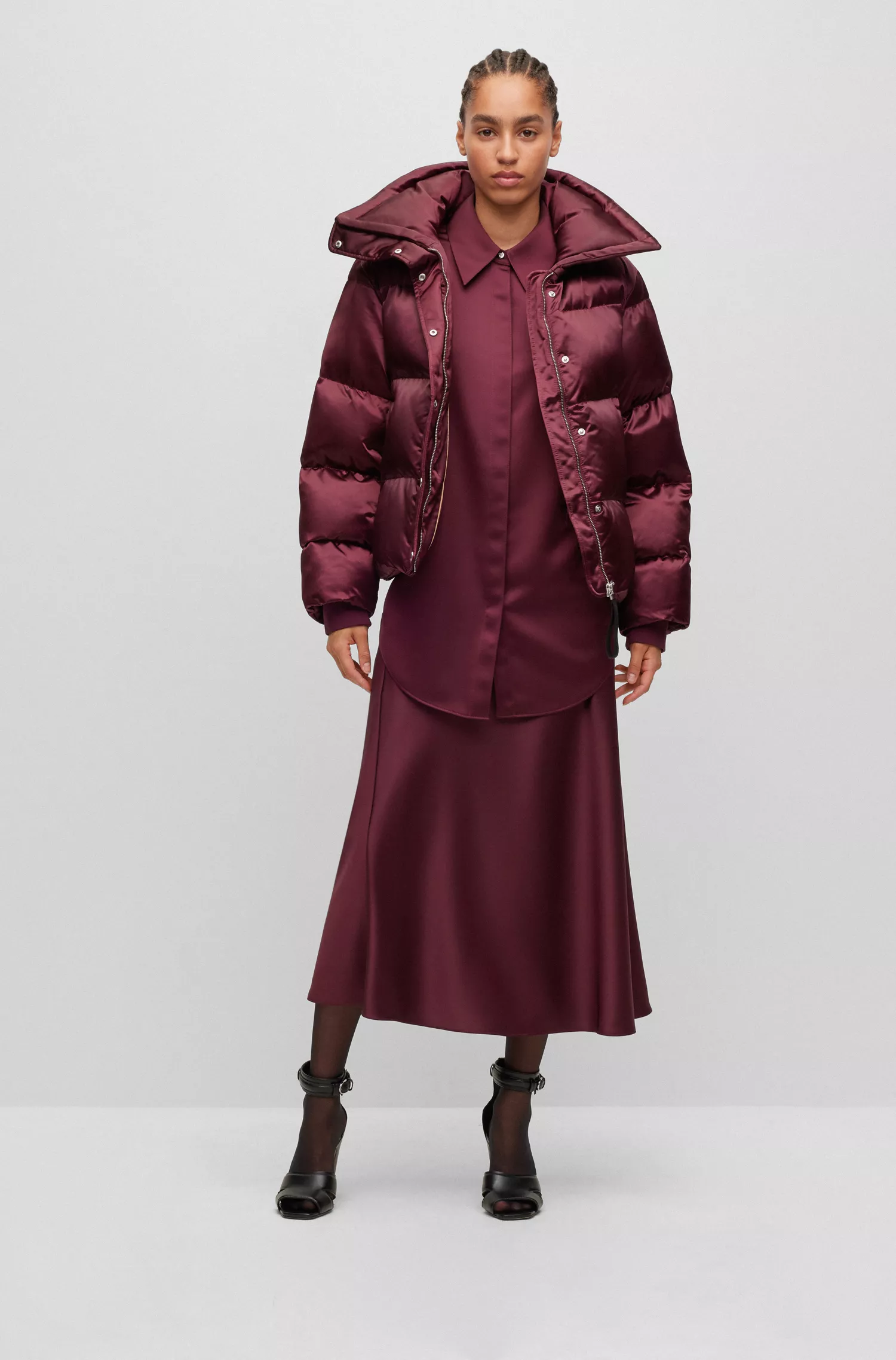 Jaqueta puffer BOSS preta, corte regular, com gola alta.