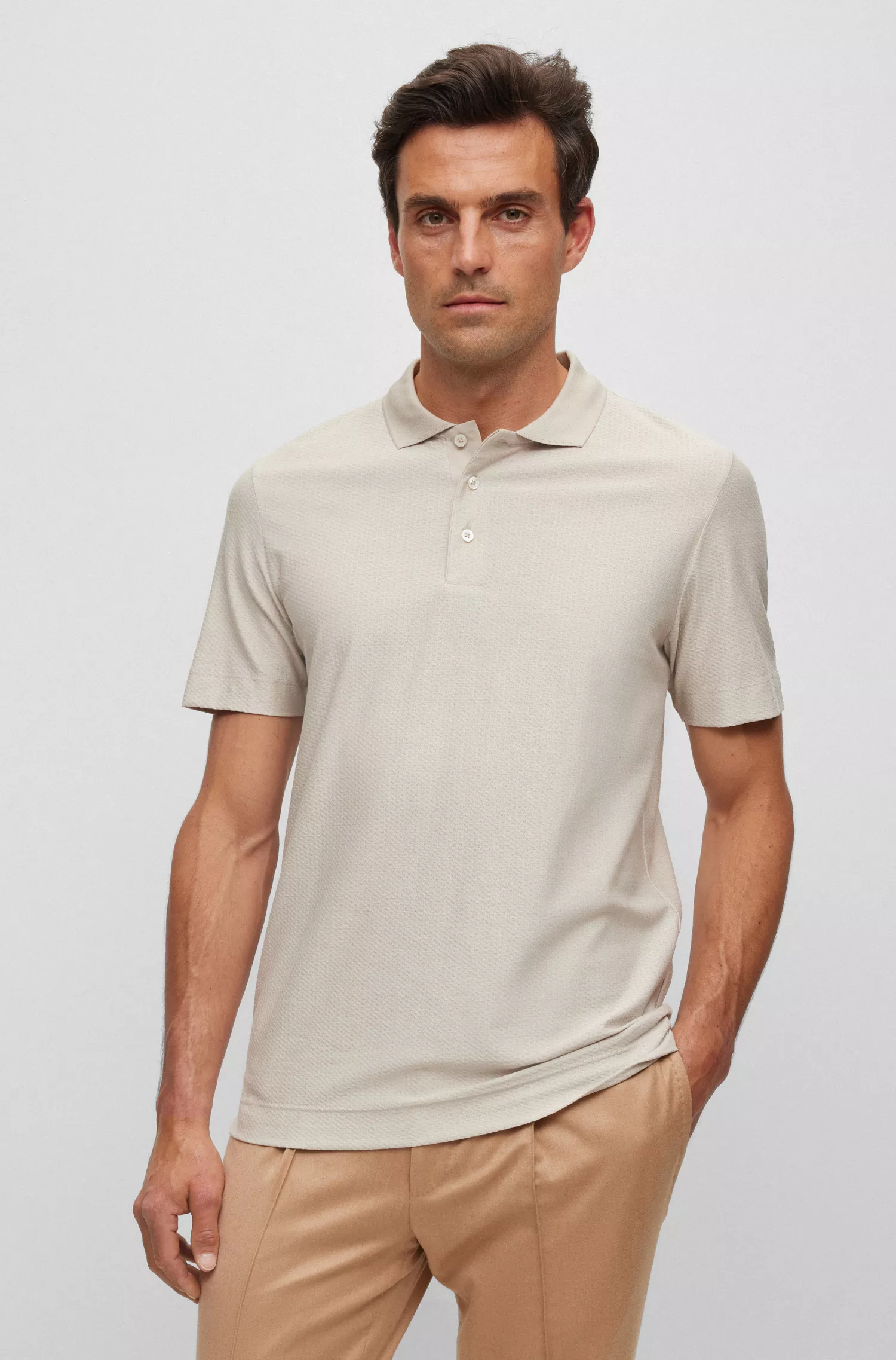 Camisa polo BOSS cor camelo, corte regular, em algodão e seda.