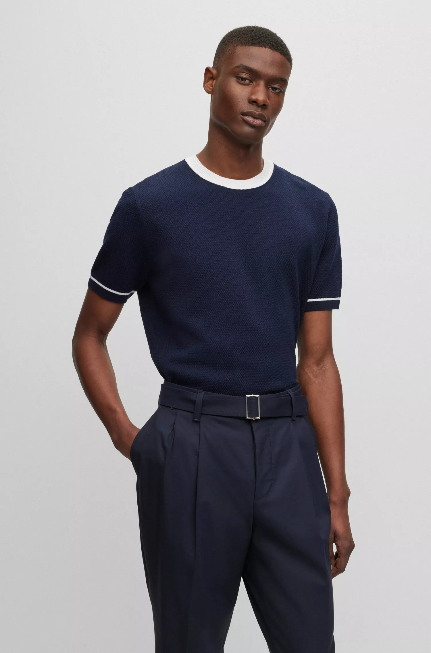 Suéter BOSS preto de algodão estruturado com modelagem regular e detalhes contrastantes.