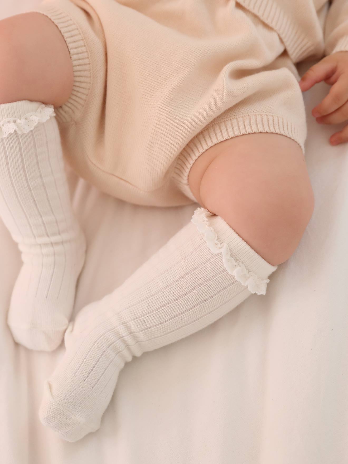 Conjunto de 3 peças: casaquinho + calça tipo bloomer + meias lisas rosa claro para recém-nascido