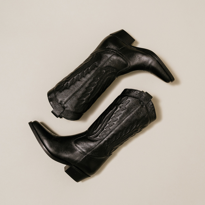 Bottes à bouts pointus et surpiqures apparentes  en cuir grainé noir