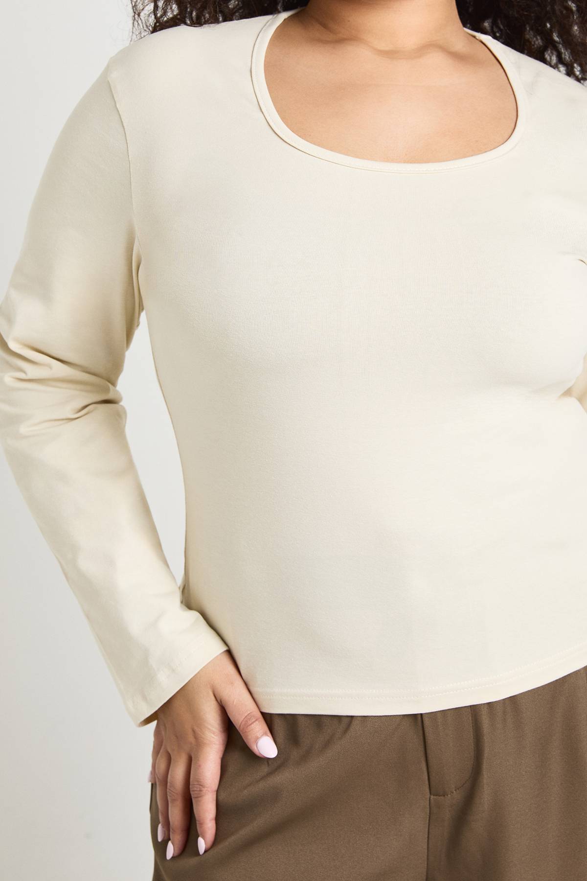 boohoo Haut Grande Taille À Manches Longues Et Encolure Carrée Basique