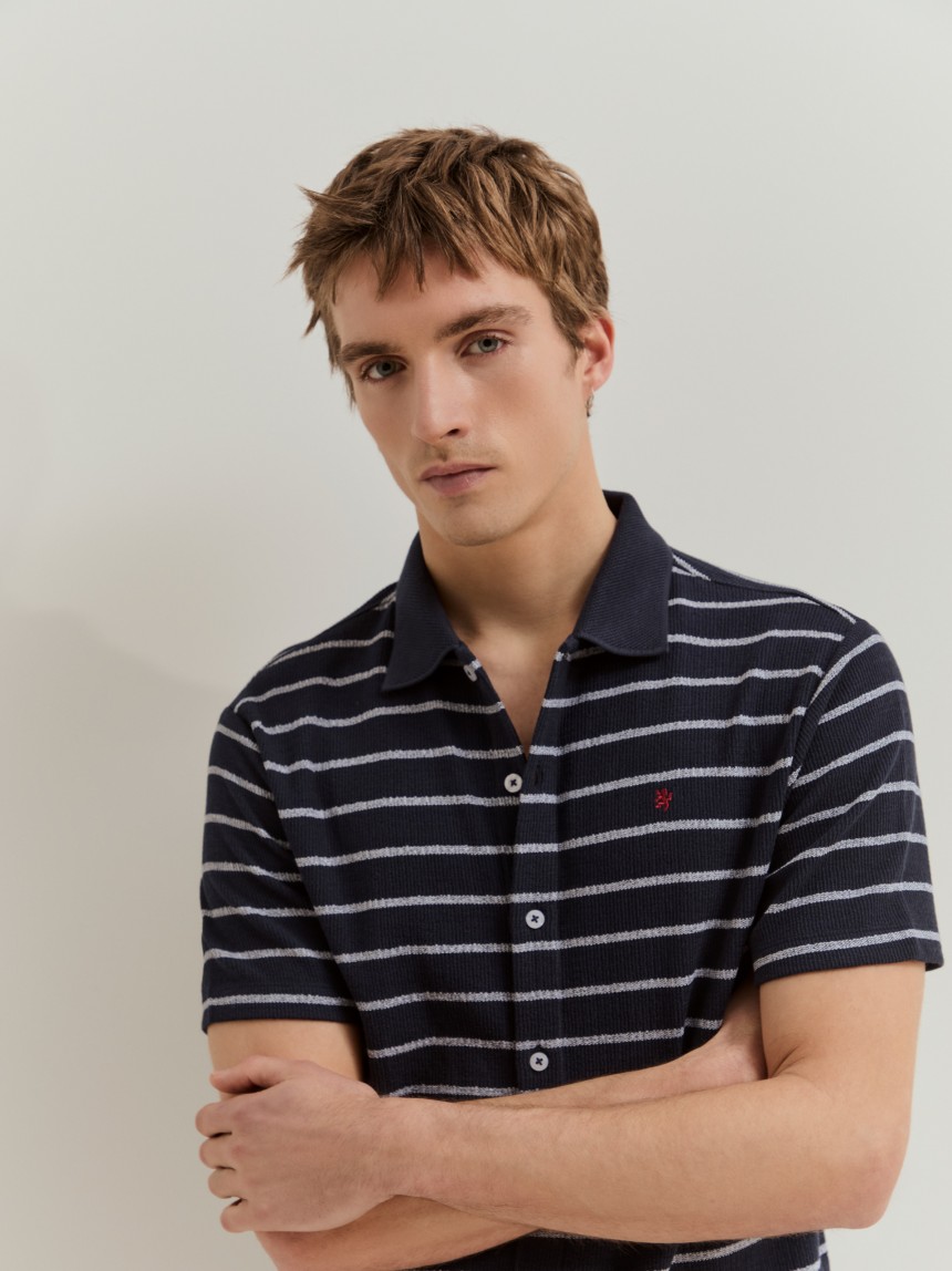 Polo camisa às riscas de manga curta