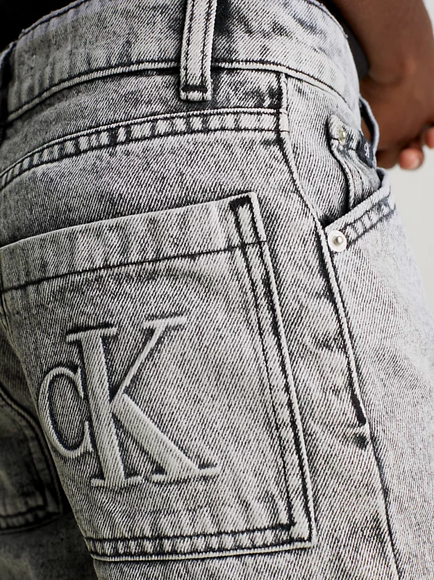 calça jeans skater com lavagem stonewashed