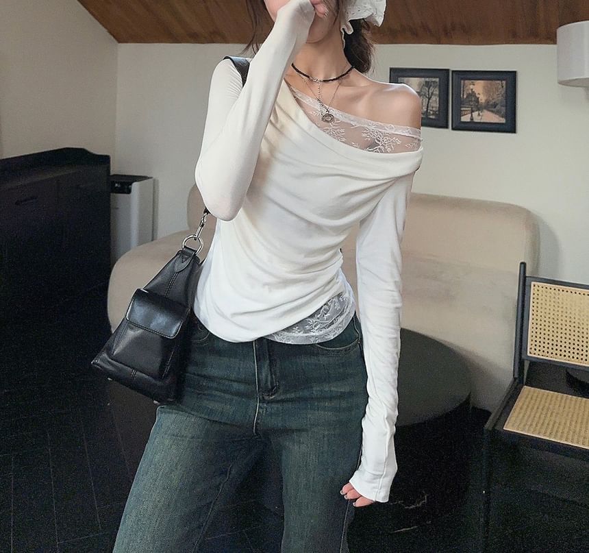 Rosesand - Asymmetrische top met lange mouwen en één schouder, kant