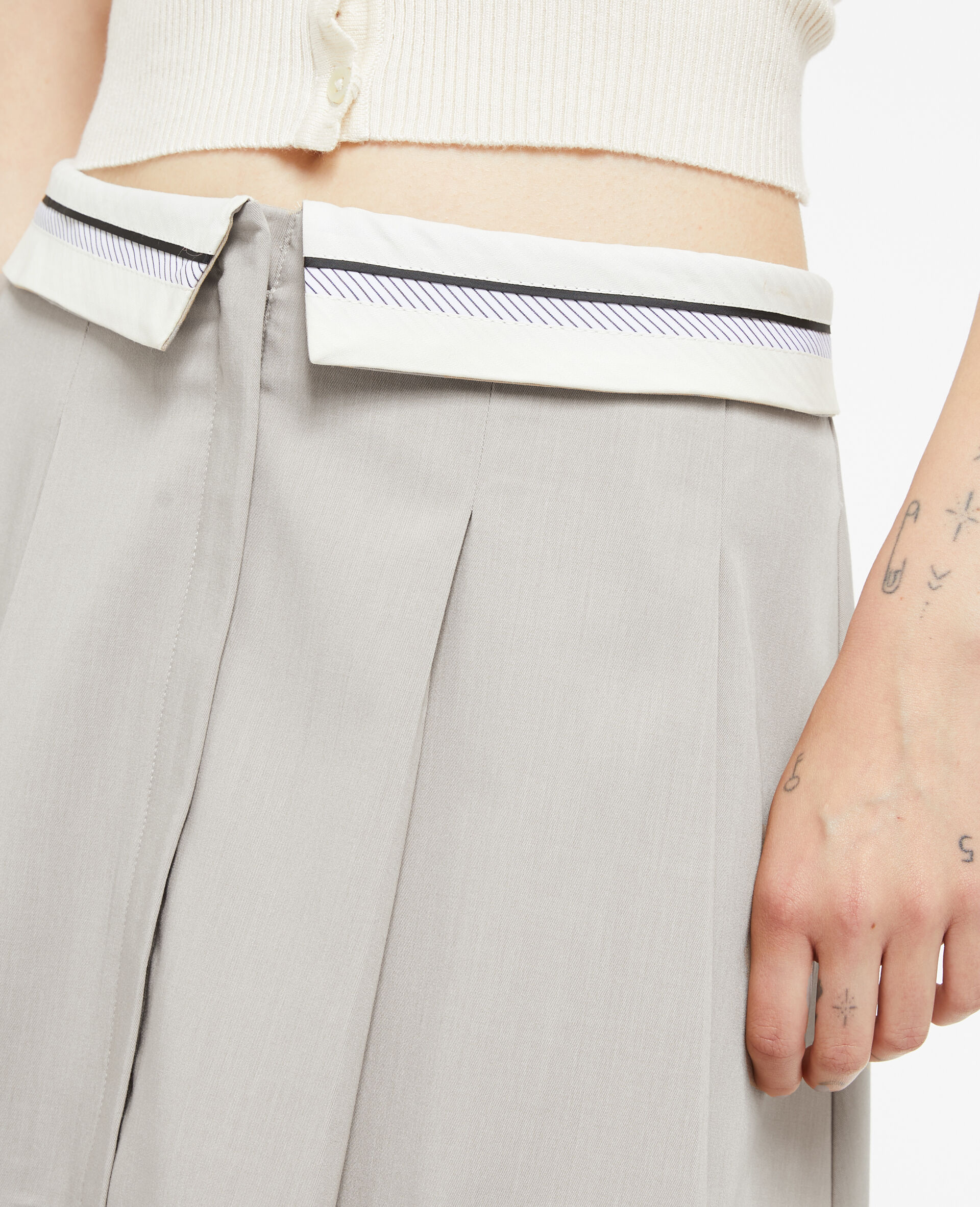 Jupe courte plissée avec ceinture fantaisie - Gris clair