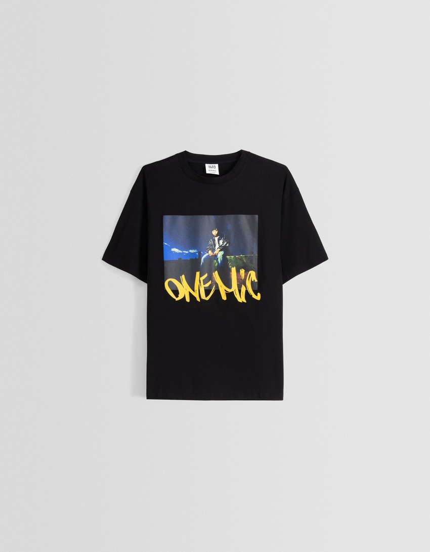 Camiseta de manga curta com estampa Nas e modelagem quadrada.