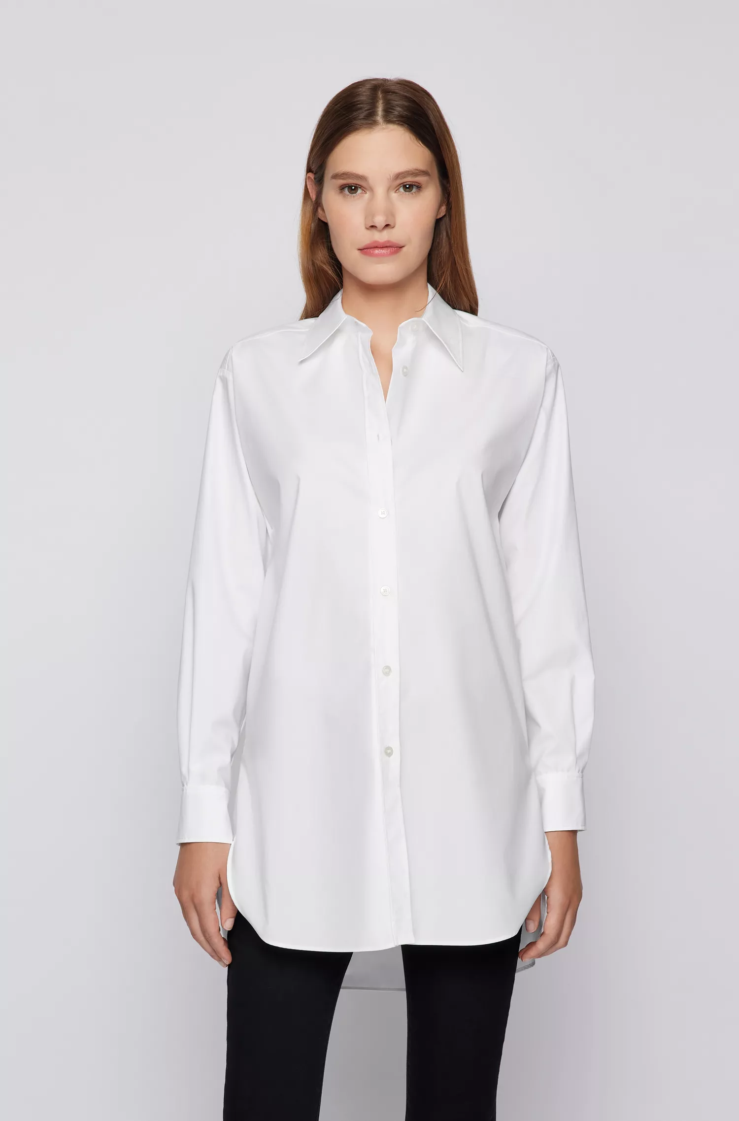 Blusa BOSS preta, comprida e com modelagem solta, em algodão orgânico.