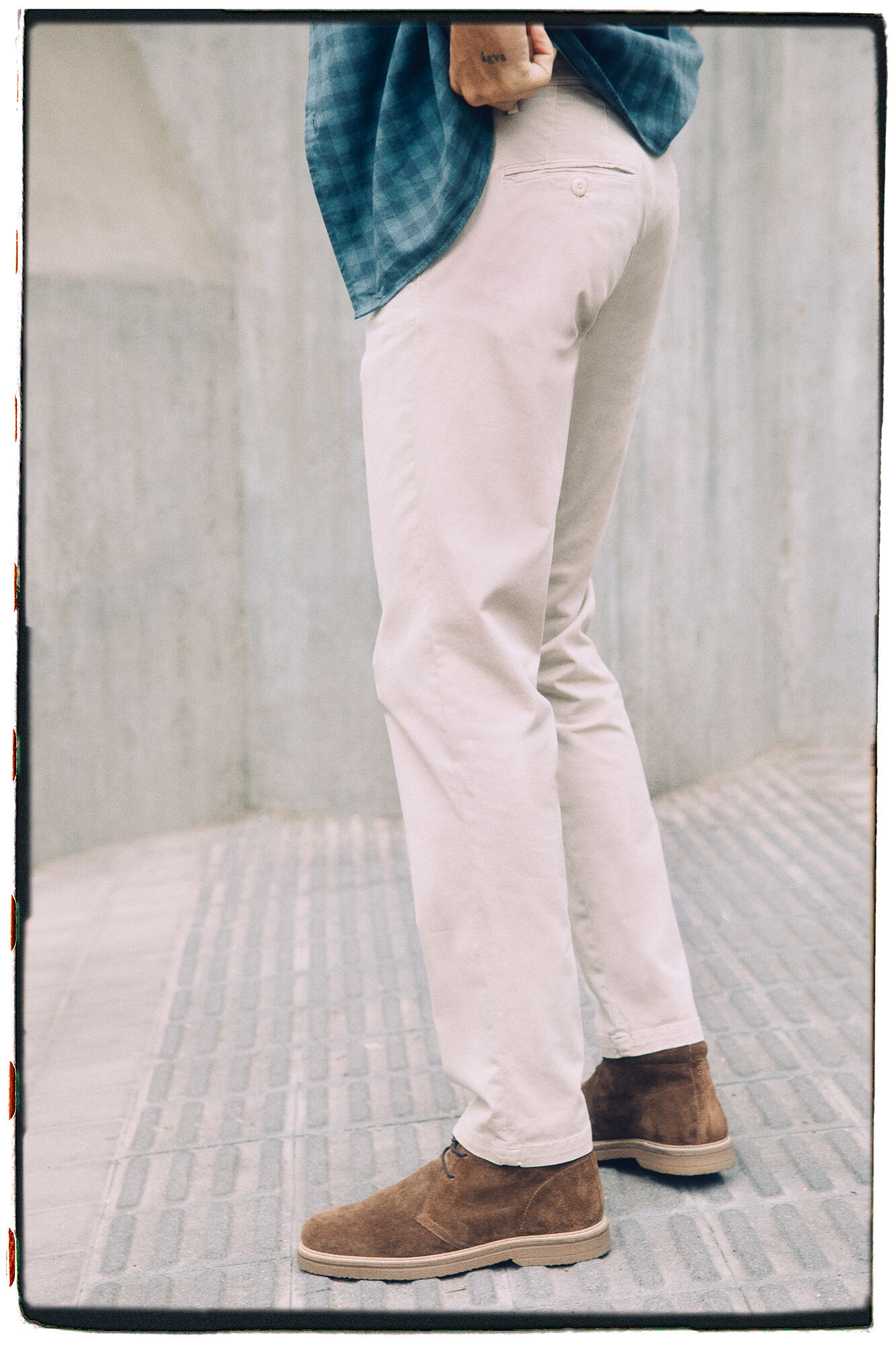 Calça chino slim com cintura elástica.