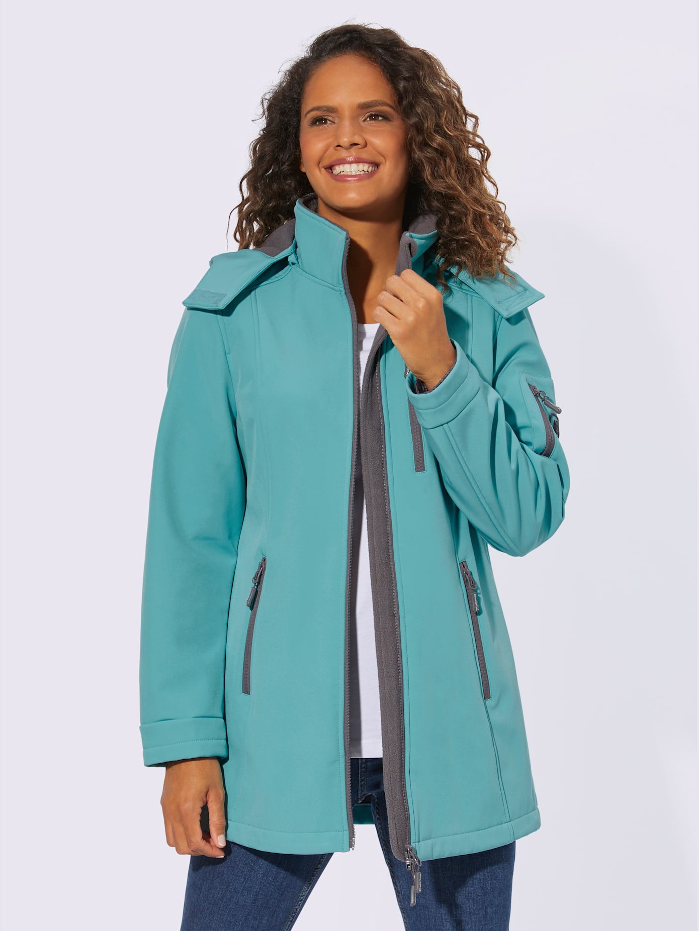 Veste softshell capuche amovible grâce à une glissière