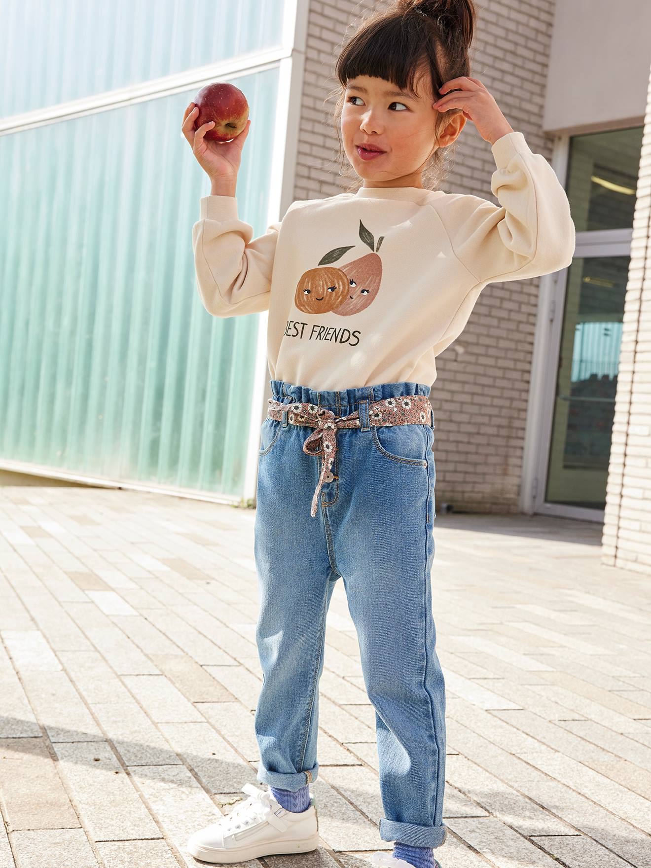 Calça jeans estilo paperbag e cinto floral, garota de jeans cinza