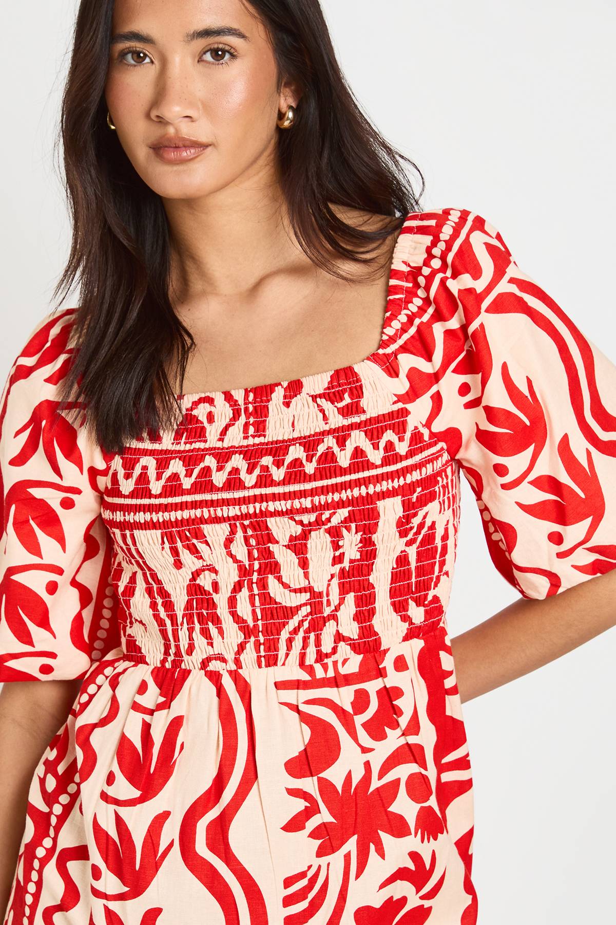 boohoo Robe Midi Évasée À Imprimé Fleuri Petite Avec Manches Volumineuses Et Jupe À Volants Effet Lin