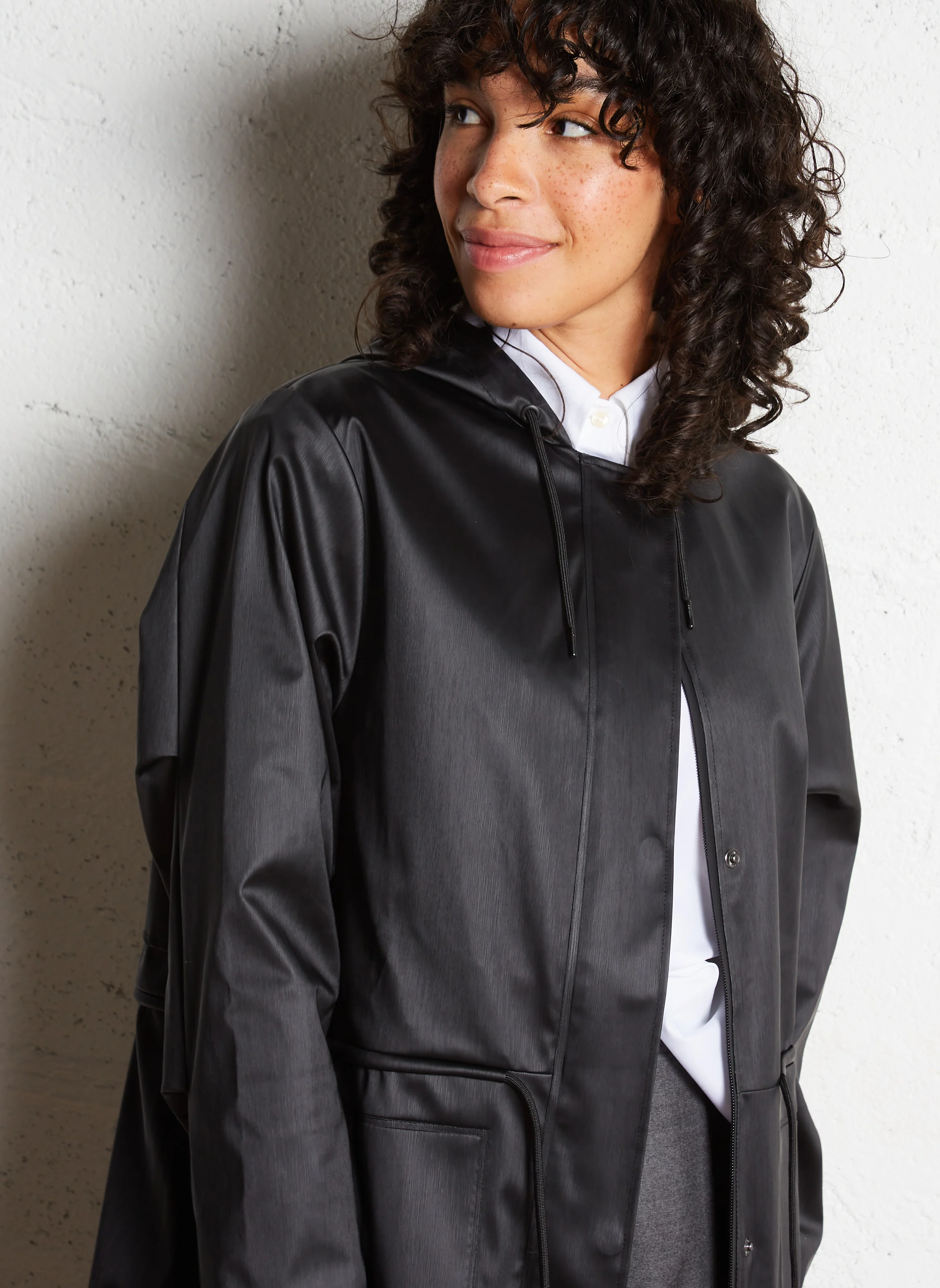 STRING PARKA - Imperméable droit col rond à capuche | Noir