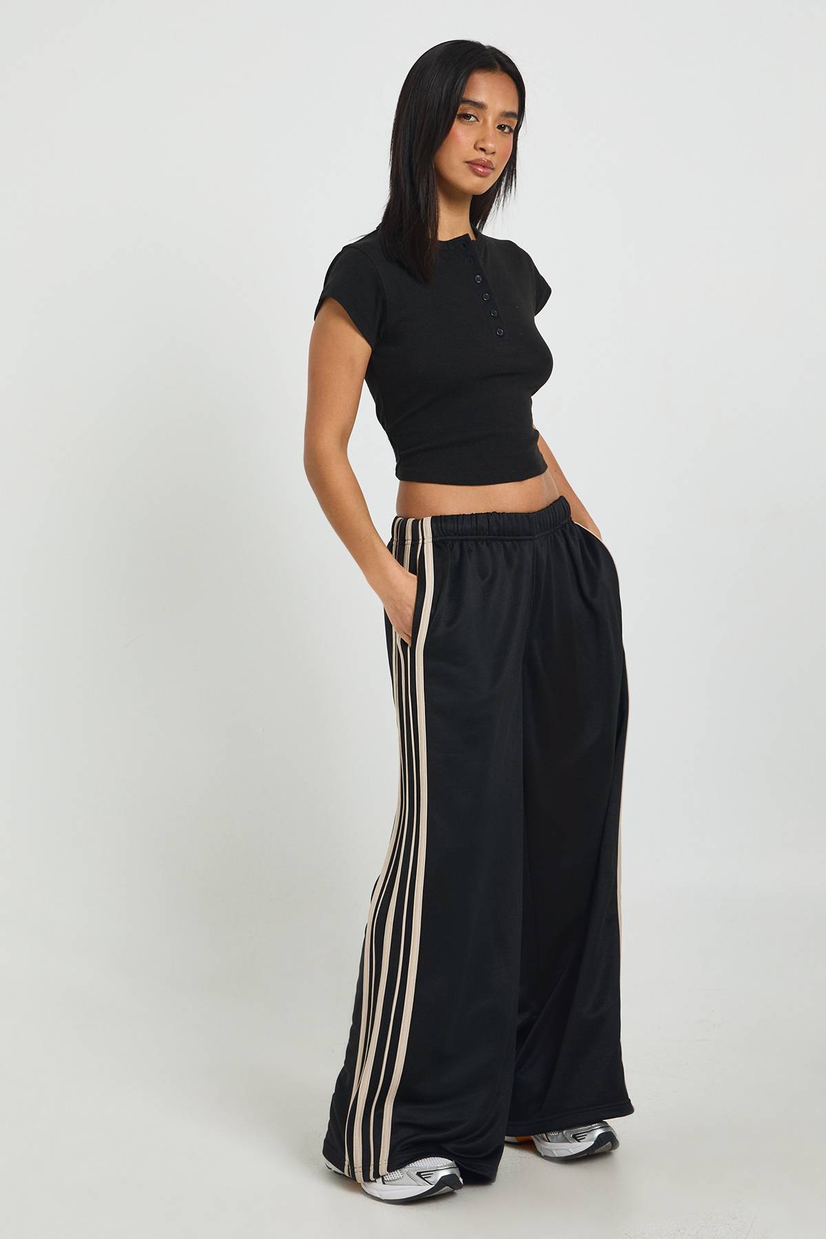 boohoo Jogging Petite à Jambes Larges avec Bandes Latérales et Poignets Ajustables