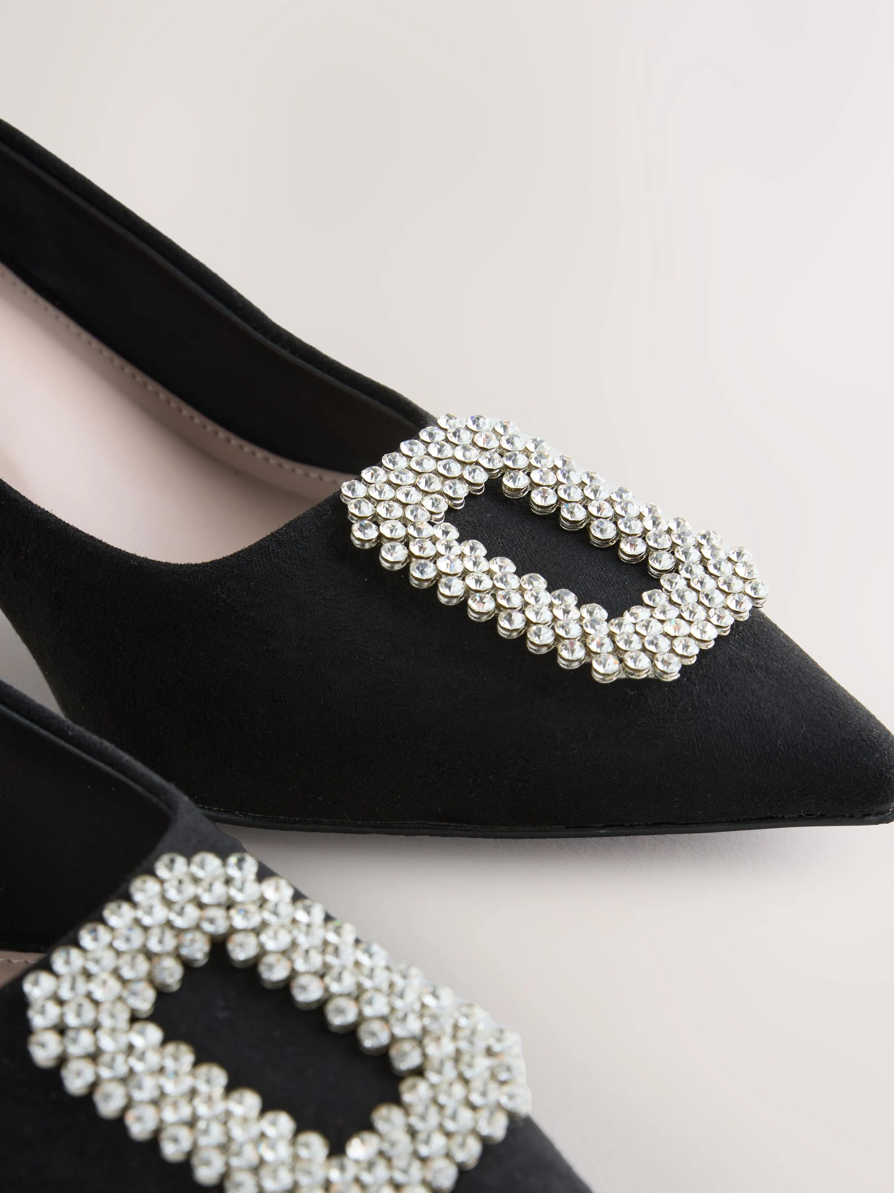 Zwart - Forever Comfort Jewel Trim Pointed Court Heels