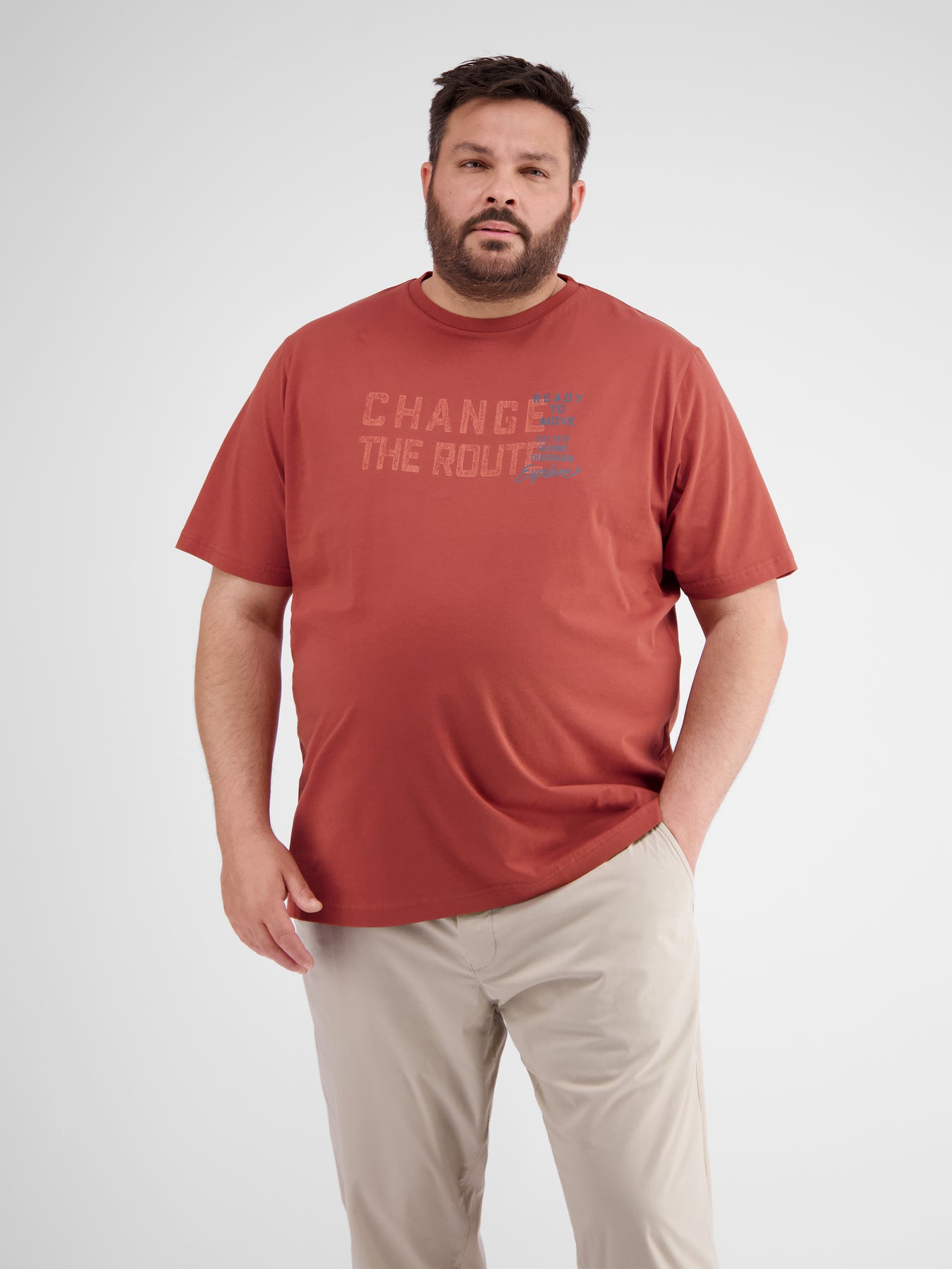 Unifarbenes T-Shirt mit Brustprint für Herren in Großen Größen