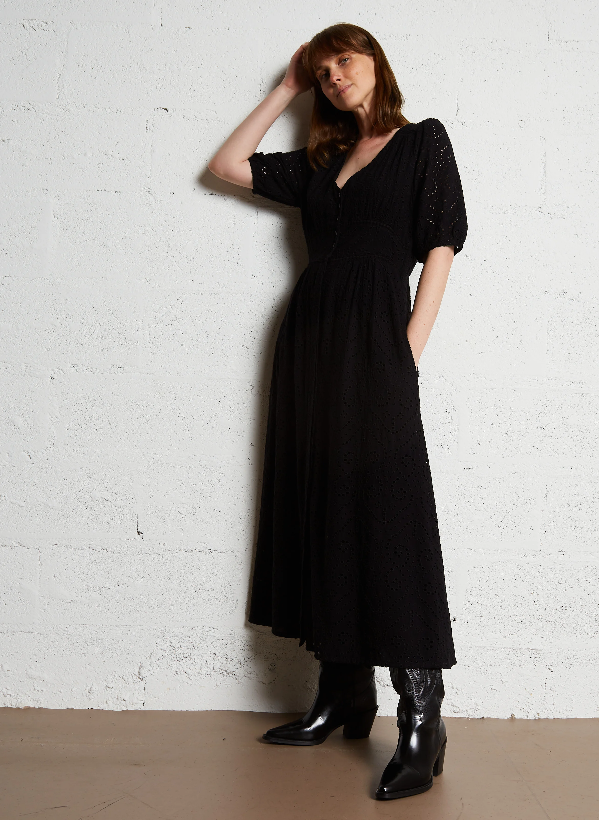 GEORDINA - Robe longue col V ajourée | Noir