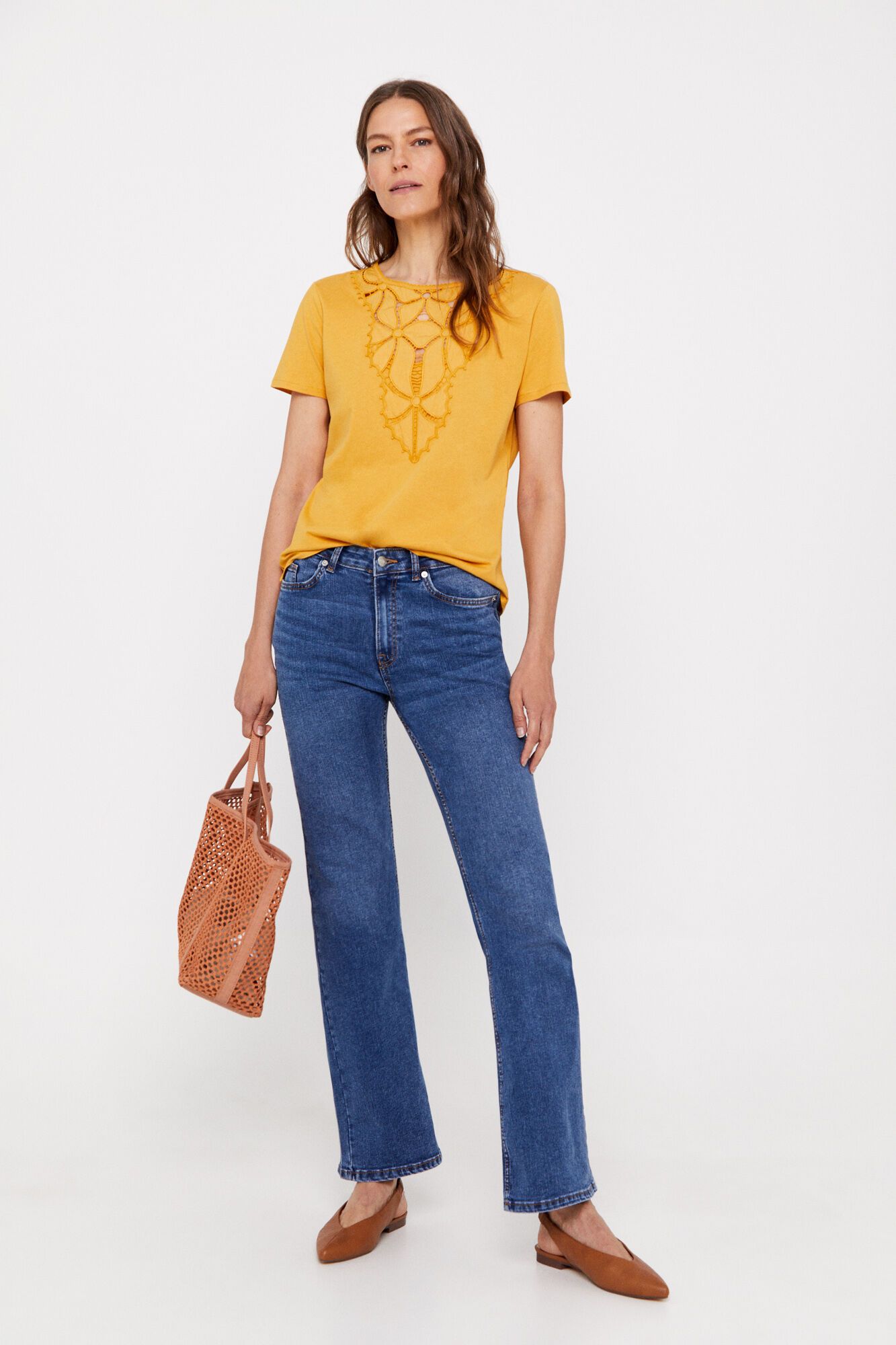 Camiseta com patch bordado - Amarela