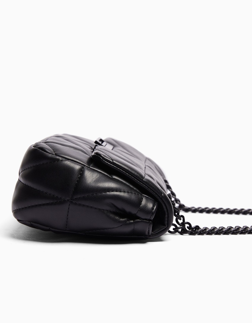 Bolsa transversal multifuncional acolchoada com corrente.