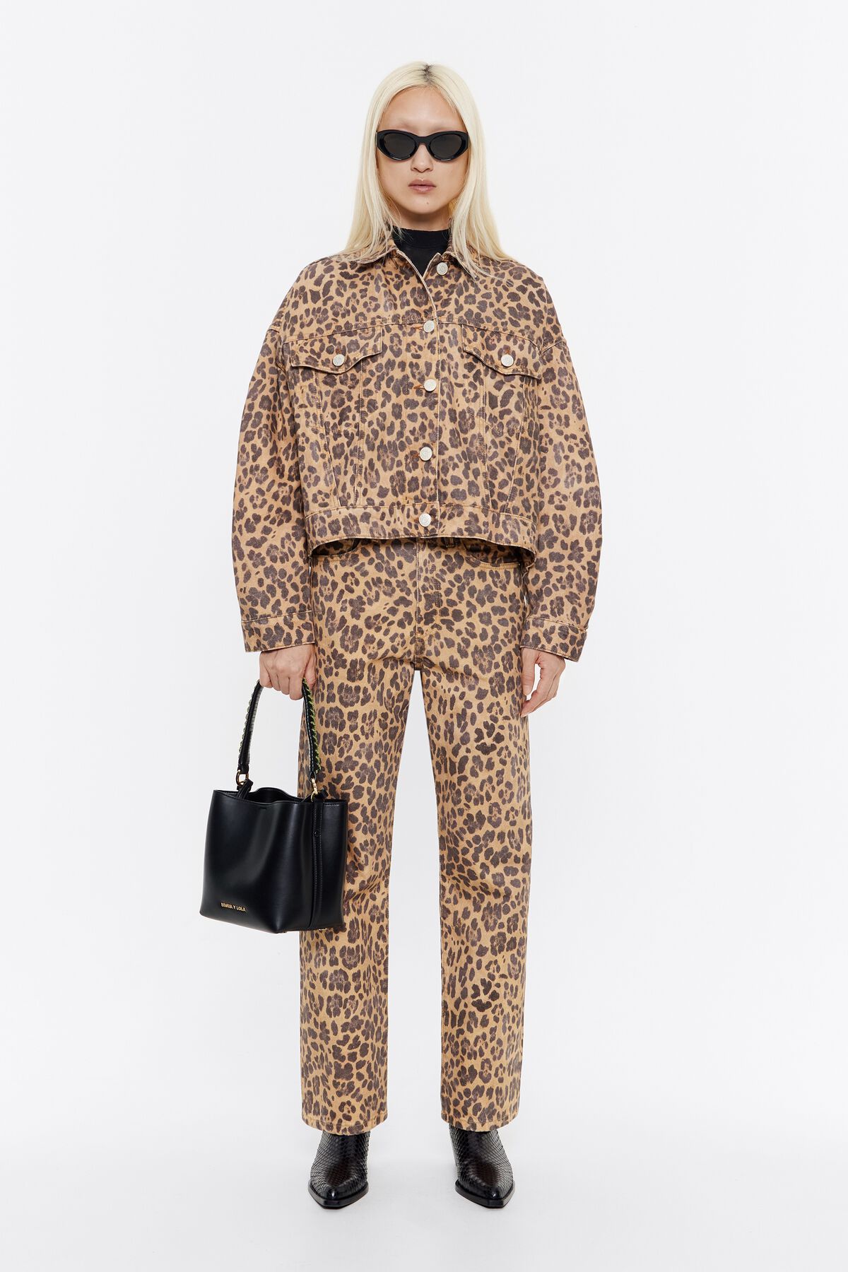 Jaqueta jeans oversized com estampa de leopardo natural