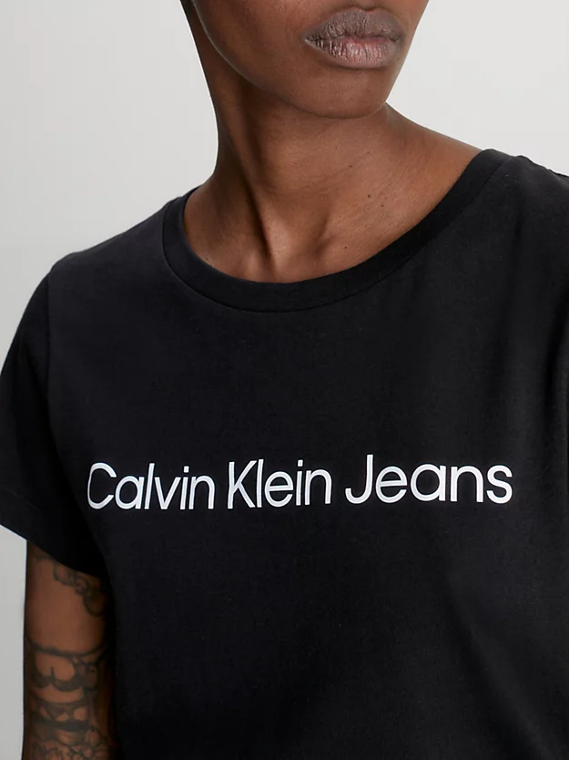 Camiseta de algodão orgânico de corte justo com logotipo.