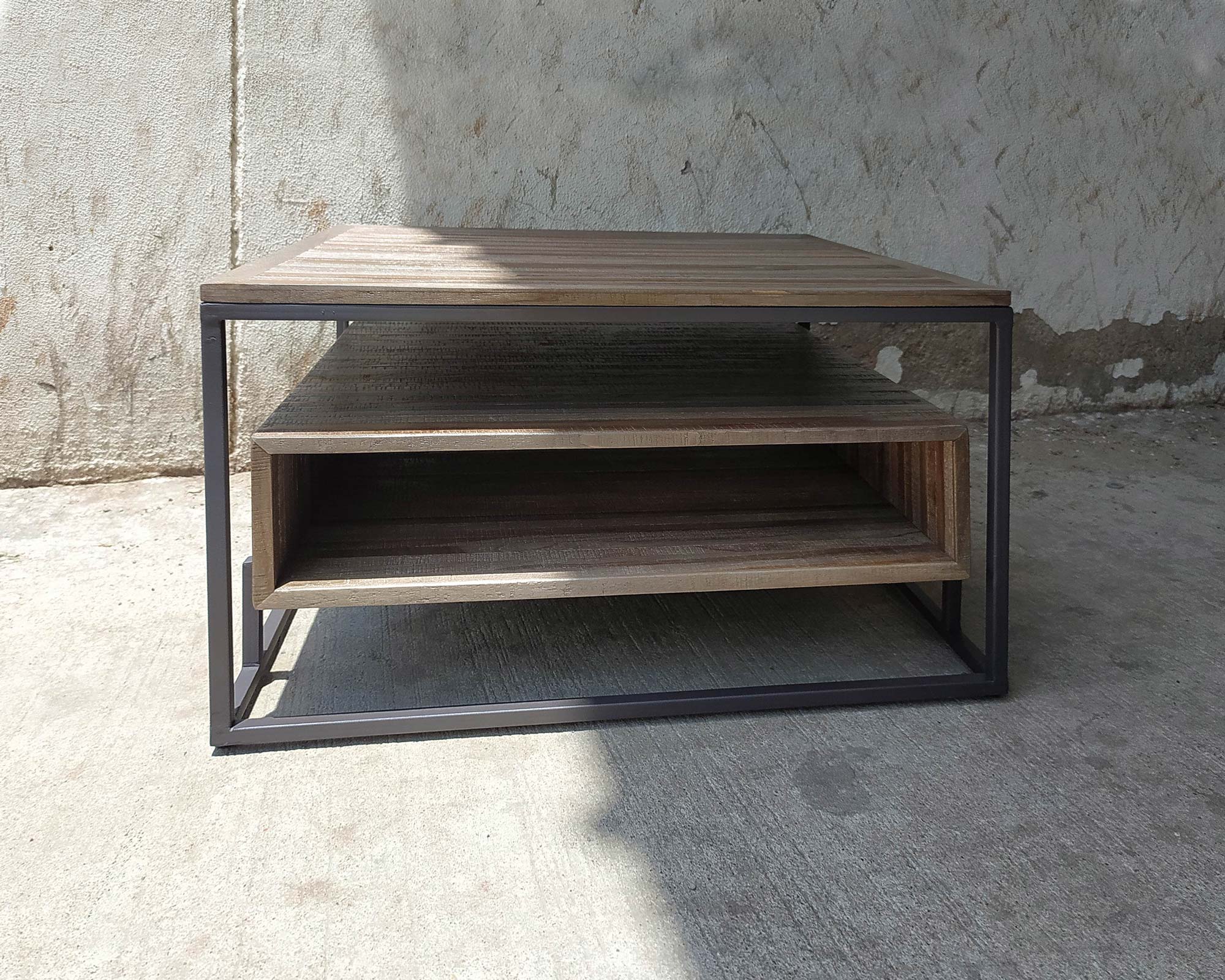 Couchtisch 'Debrill', aus recyceltem Teak und Eisen, B 60 cm, L 67 cm, H 40 cm von fischer's lagerhaus