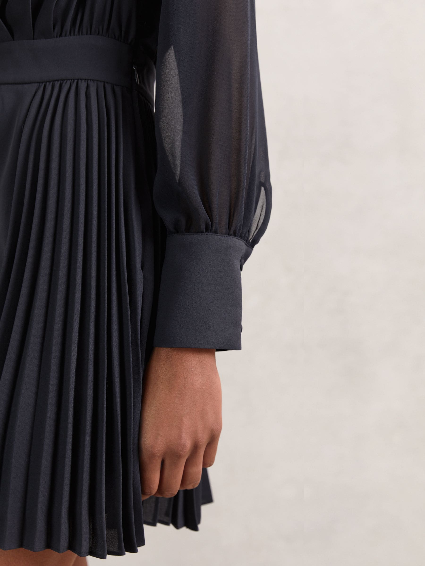 Marineblauw - Reiss Giselle geplooide mini-jurk met doorschijnende mouwen