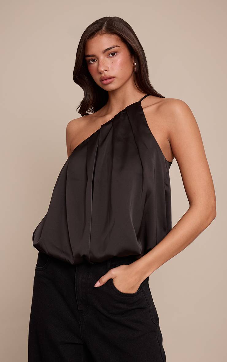 Noir Top En Satin À Épaule Dénudée Avec Détails Plissés Bouffants
