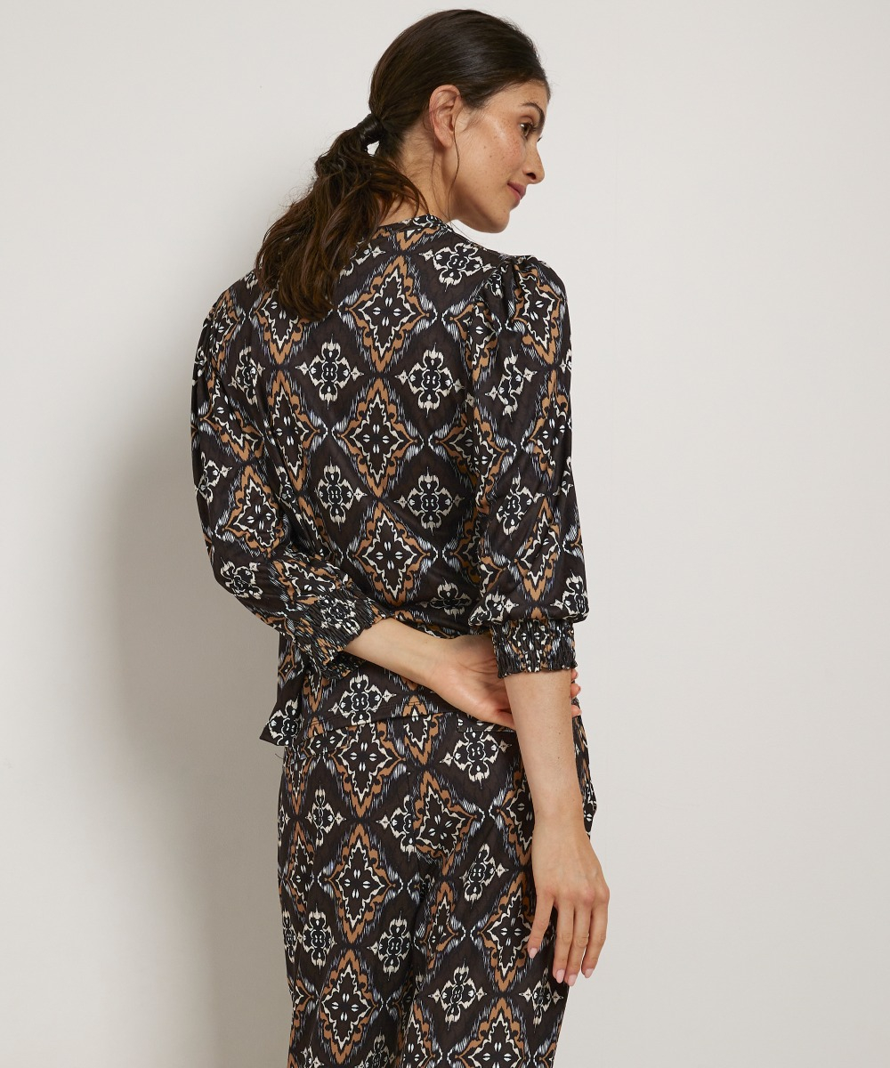 v-hals top met klassieke print