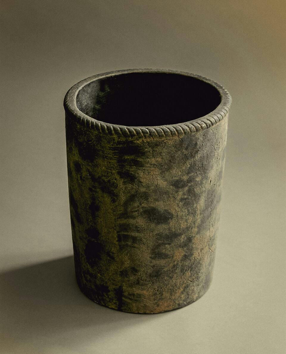 VASO DE FLORES ALTO COM ACABAMENTO RÚSTICO