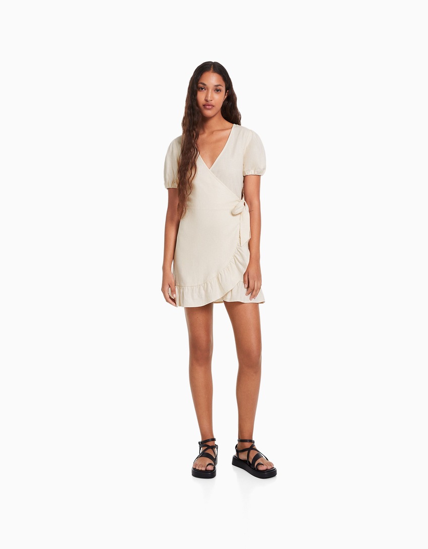 Vestido curto de linho com mangas curtas e babados.