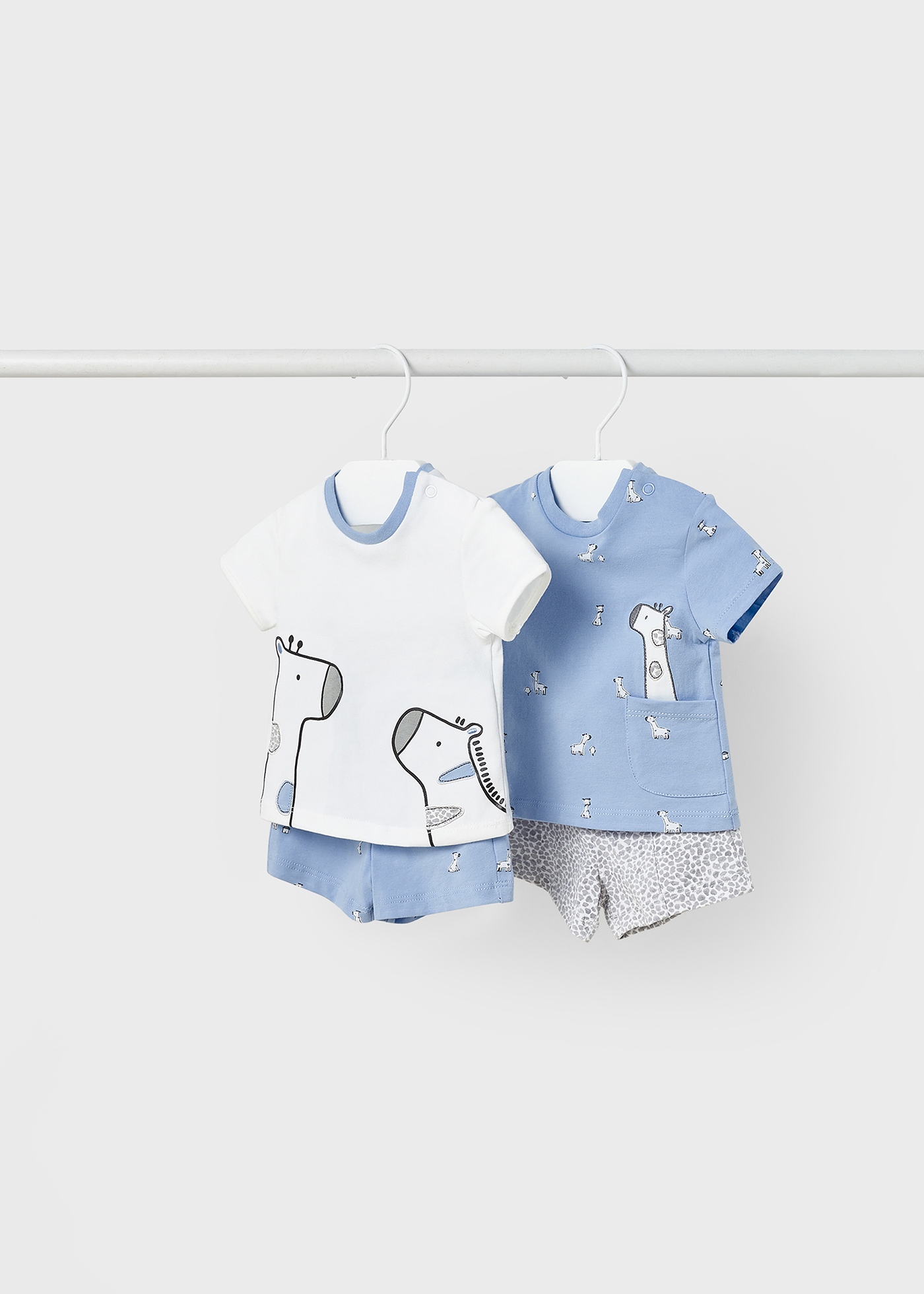 Conjunto de 4 peças em algodão sustentável para recém-nascidos.