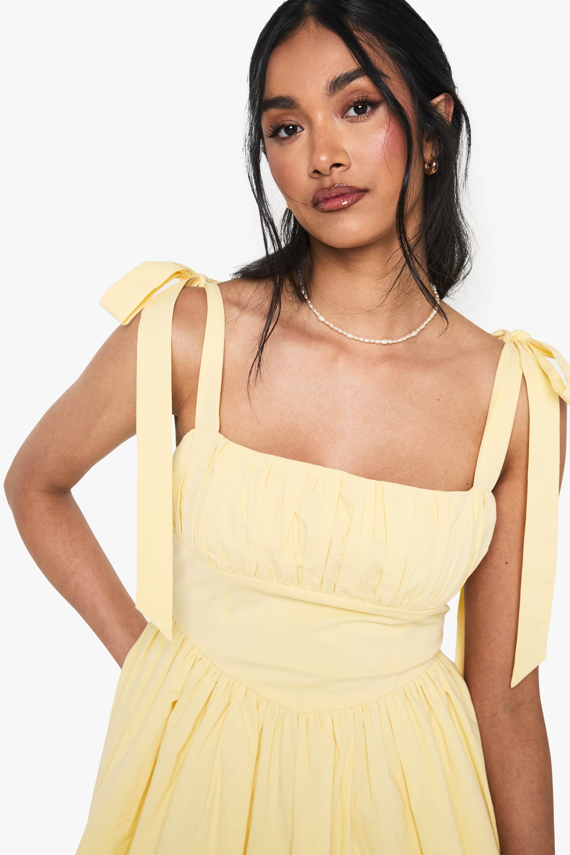 boohoo Cotton mini robe ruched au buste avec col en épaules et lien