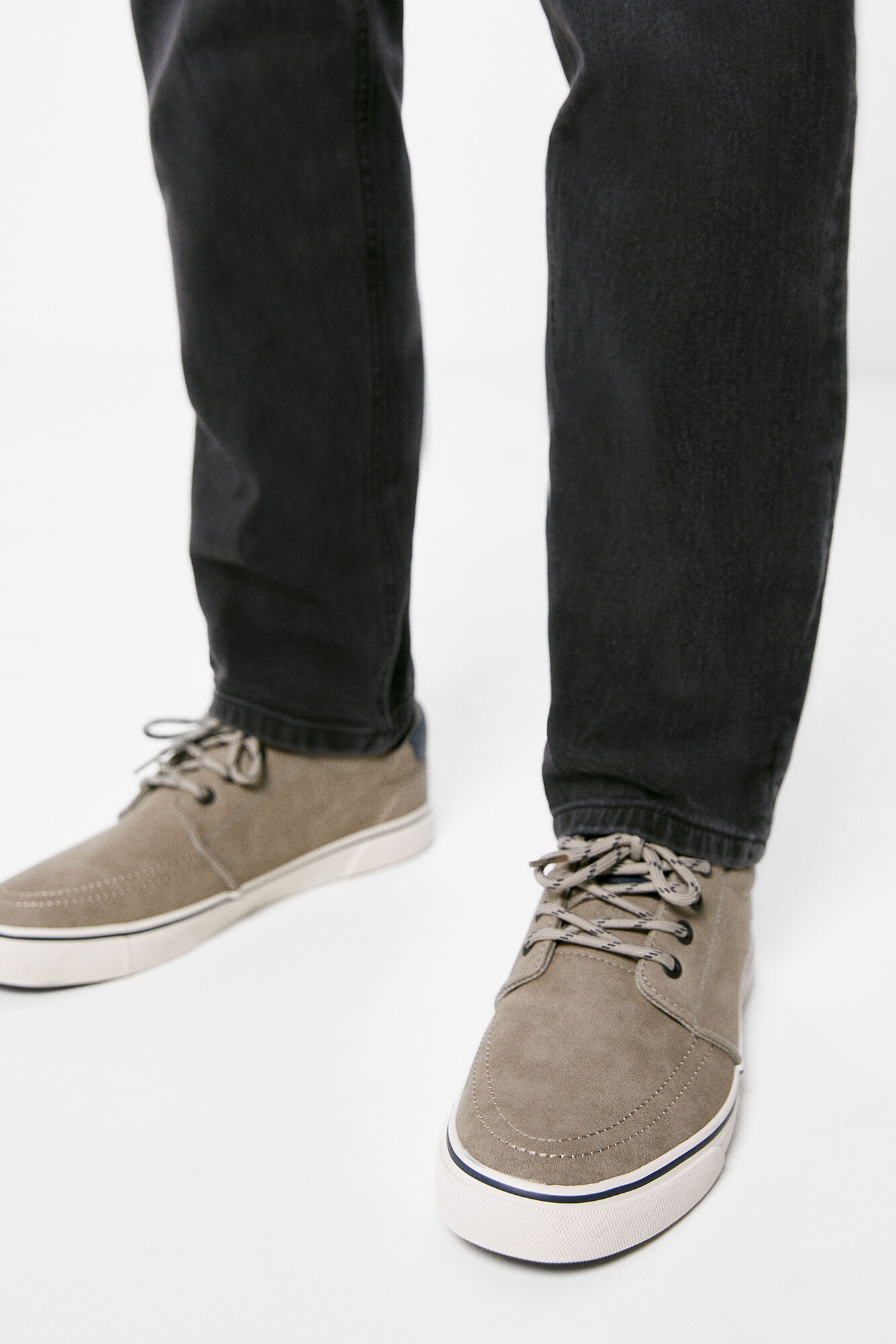 calça jeans slim preta, leve e com lavagem suave.
