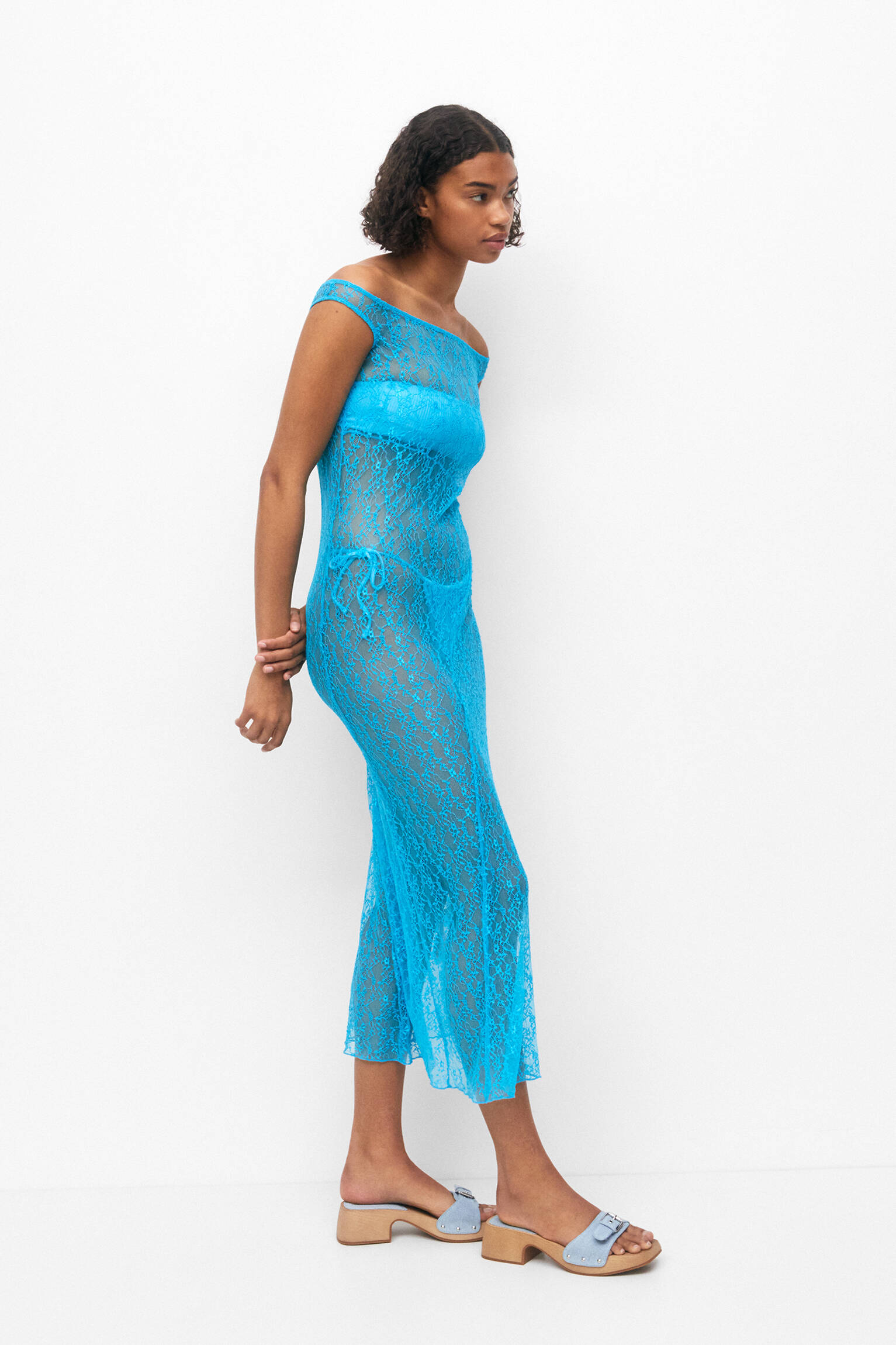 VESTIDO MIDI DE RENDA COM OMBROS A OMBRO - TURQUESA