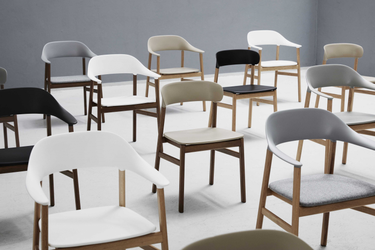 Normann Copenhagen Herit Armchair Smoked Oak stoel Spectrum leer zwart