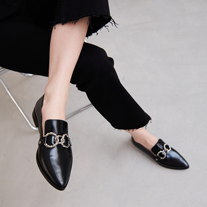 Mocassins à boucles argentées et bouts pointus  en cuir noir