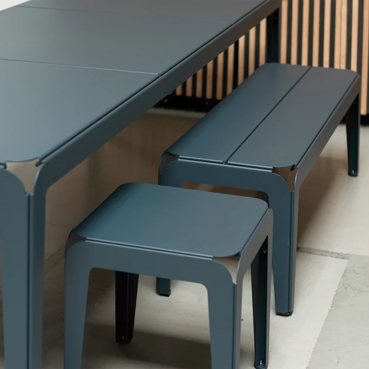 Weltevree - Bended Bench Bank mit Rückenlehne L 140 cm, blassgrün (RAL 6021)