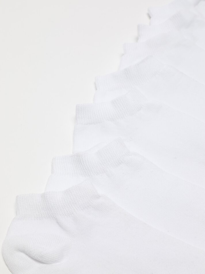 Pacote com 7 pares de meias básicas de cano curto - Brancas