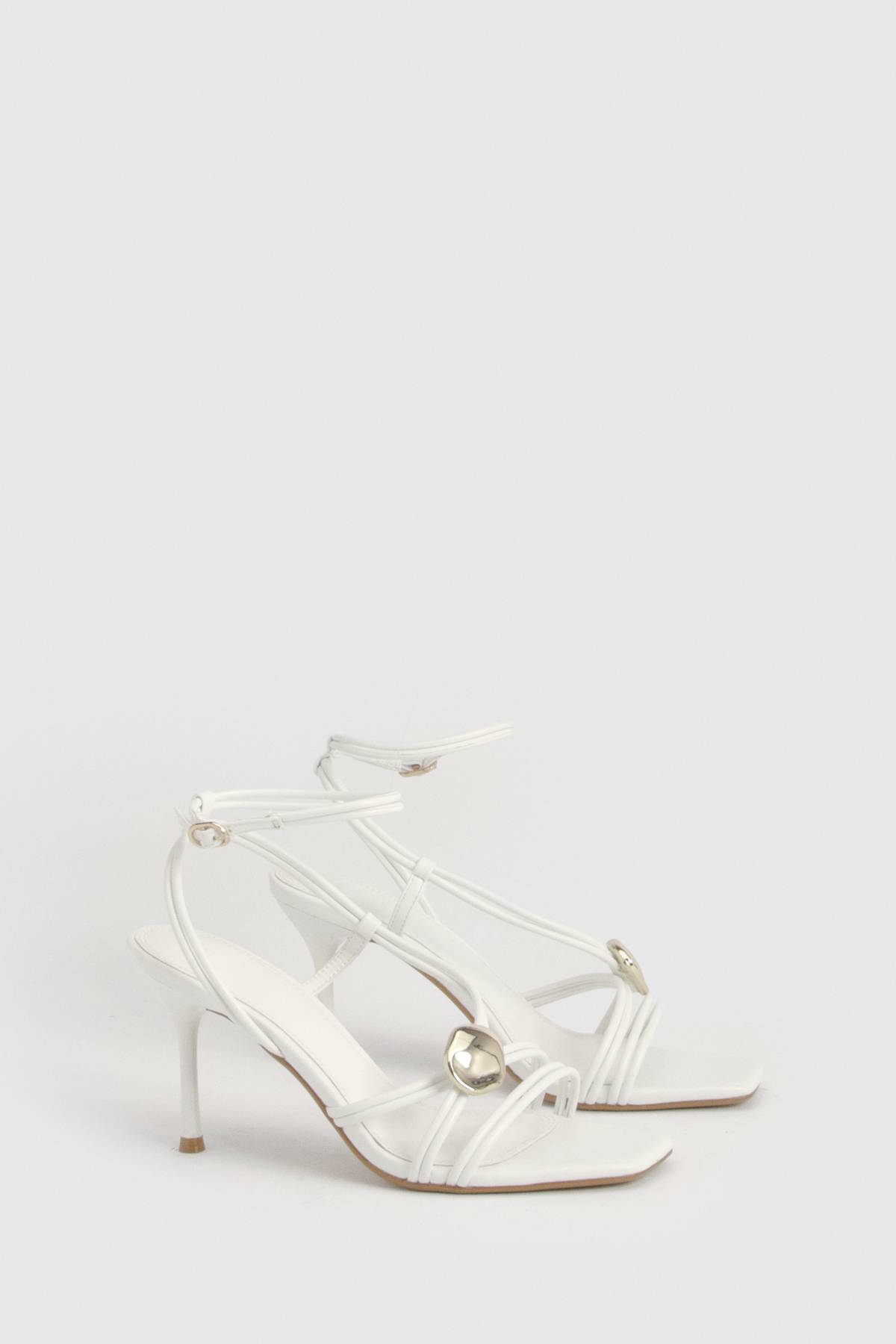 boohoo Escarpins À Brides Hauts Avec Détail De Quincaillerie Et Talon Aiguille