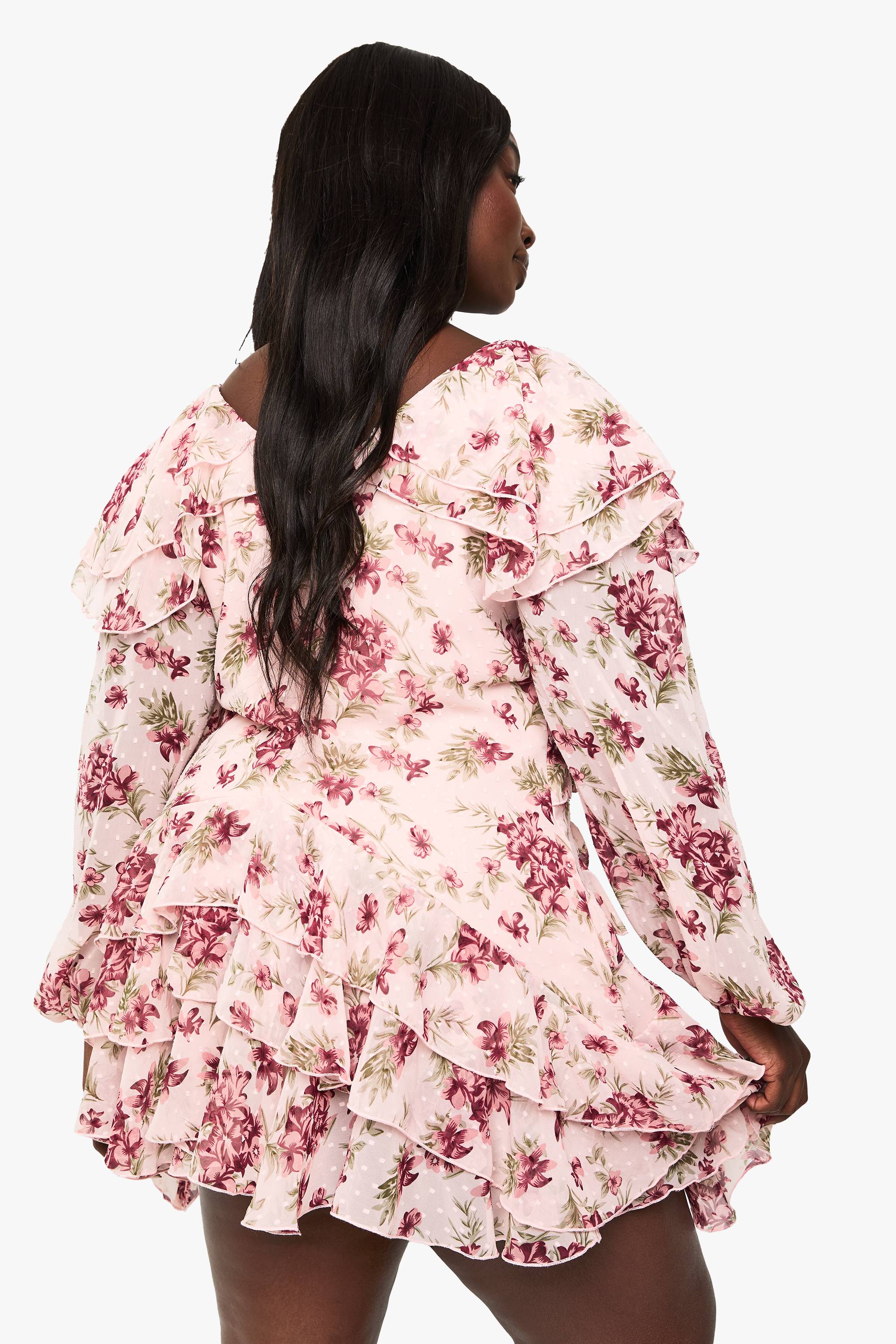 boohoo Robe Mini En Mousseline À Volants Motif Floral Grande Taille