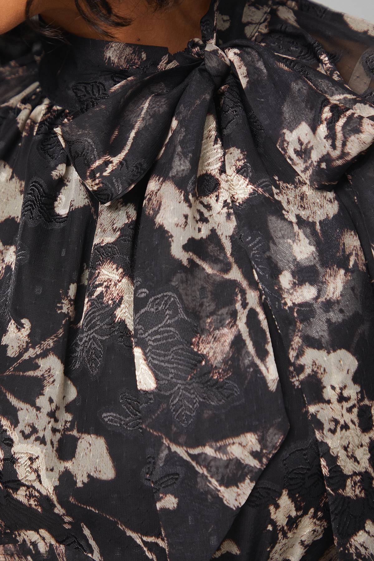 Wallis Robe Midi à Col Noué Motif Floral Dévoré