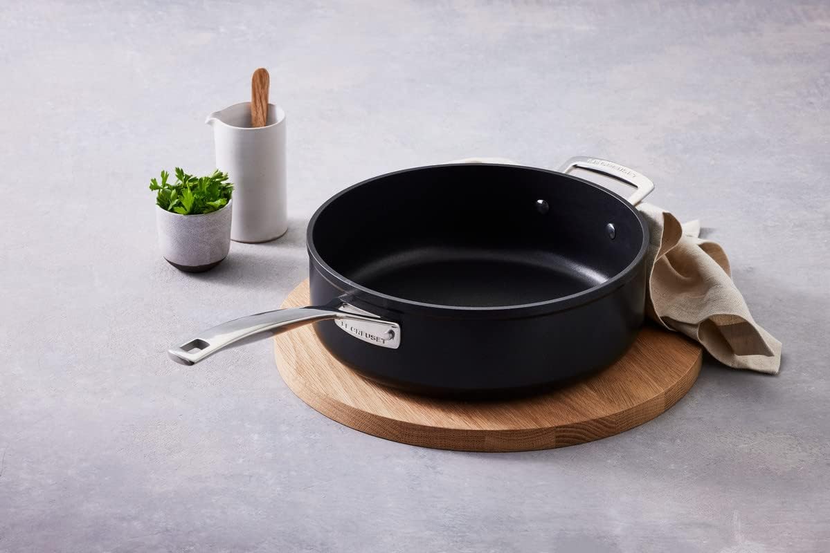 LE CREUSET Aluminium-Antihaft Sautépfanne, Ø 28 cm, PFOA-frei, Für alle Herdarten inkl. Induktion geeignet, Anthrazit/Silber