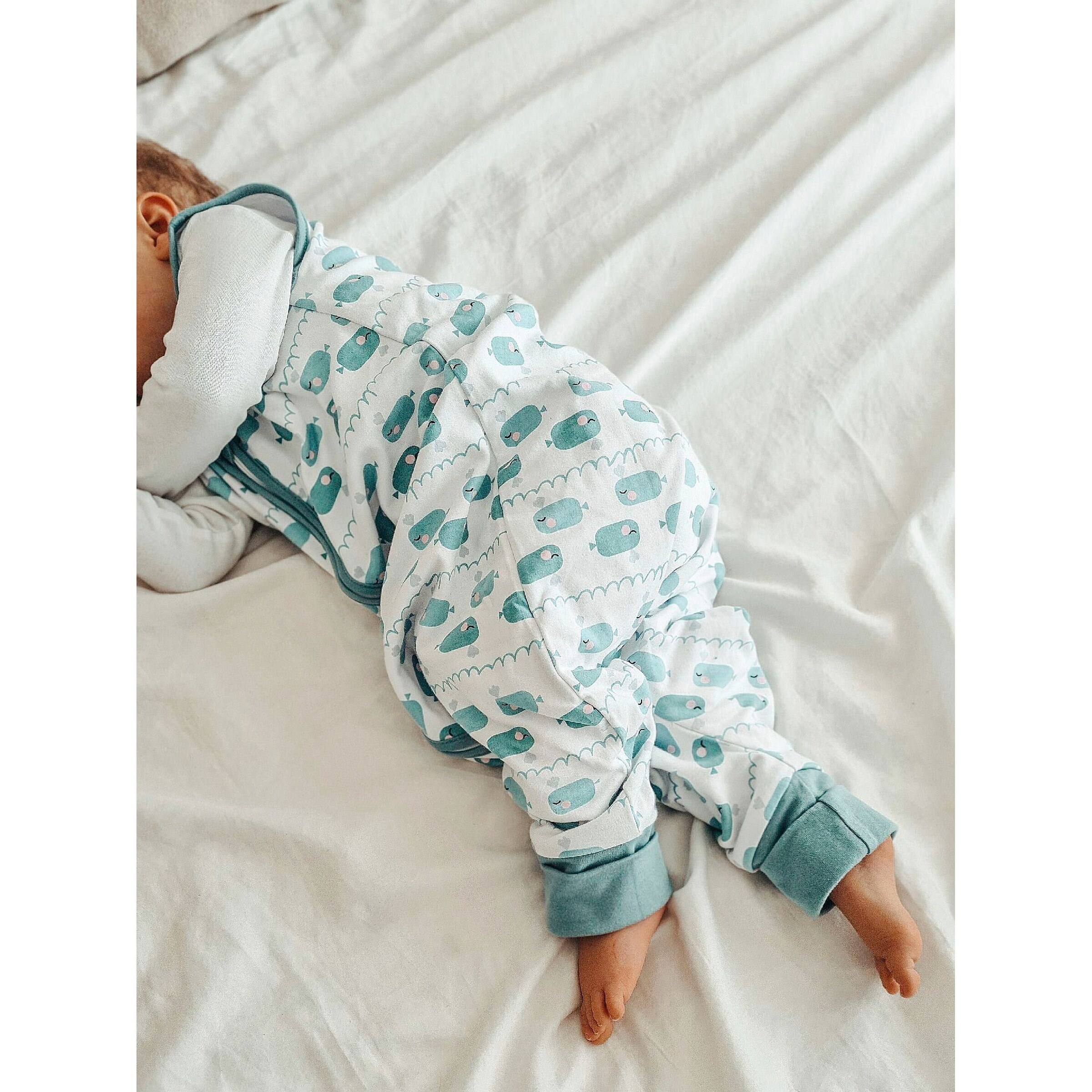 emma & noah Ganzjahres-Sleepoverall 1.0 TOG Exklusivdesign Wal grün / mint
