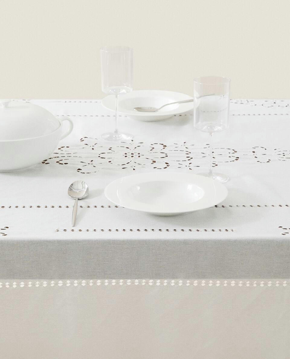 TOALHA DE MESA COM FLORES BORDADAS