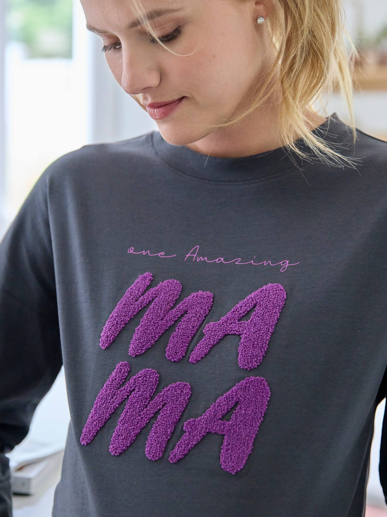 Camiseta cinza-escura para gestantes com mensagem